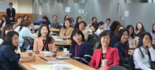 SK C&C는 경기도 성남시 정자동 본사 8층 교육장에서 차장급 이상 여성 구성원을 대상으로 '여성리더 육성 멘토링 결연식'을 개최했다. 사진은 SK C&C 여성 구성원들이 멘토링 특강에 참여하고 있는 모습. 사진= SK C&C 제공.